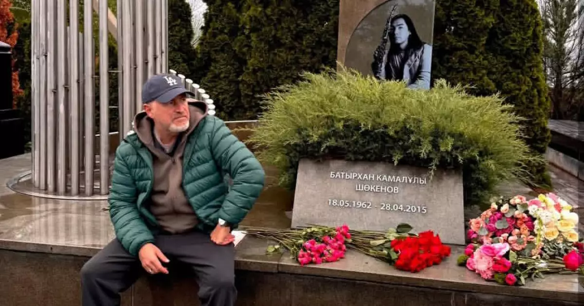  «Барлық гүл саған»: Ресейлік әнші Леонид Агутин Батырхан Шүкеновтың зиратына барды 