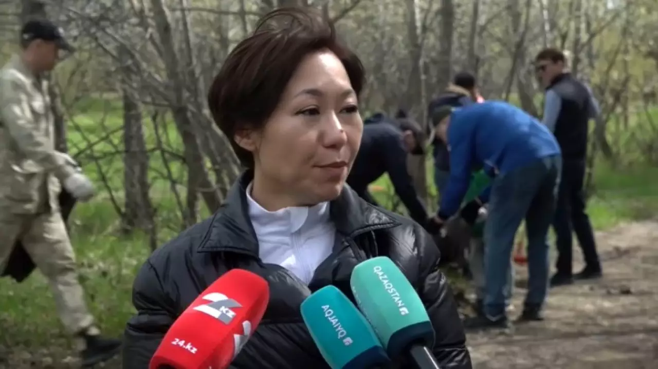 Волонтеры вышли на уборку поймы озера в ЗКО