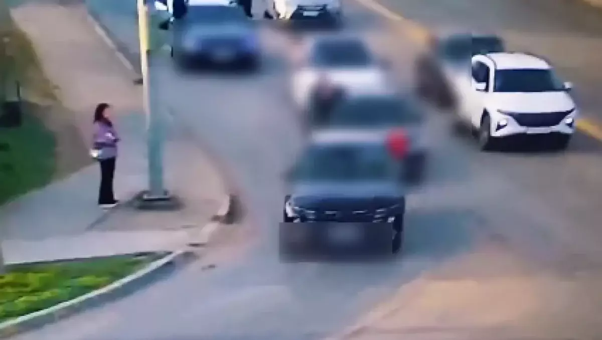 Свадебный кортеж устроил опасное шоу на дорогах Уральска