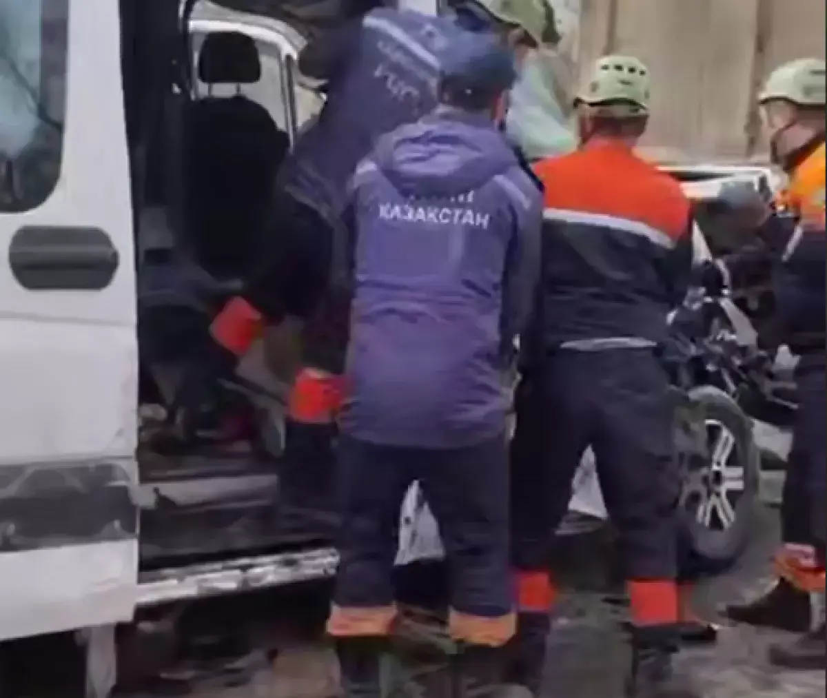 Серьезное ДТП с микроавтобусом и грузовиком произошло в Жетысу