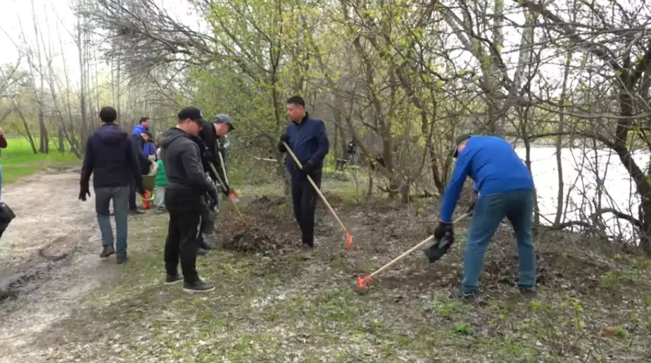 БҚО-да көл жағалауында тазалық шарасы өтті