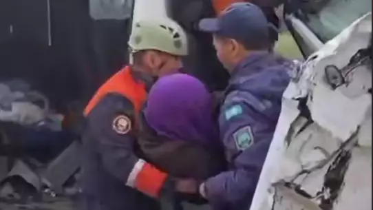 Жетісу облысында жол апаты салдарынан ер адам көлікте қысылып қалған