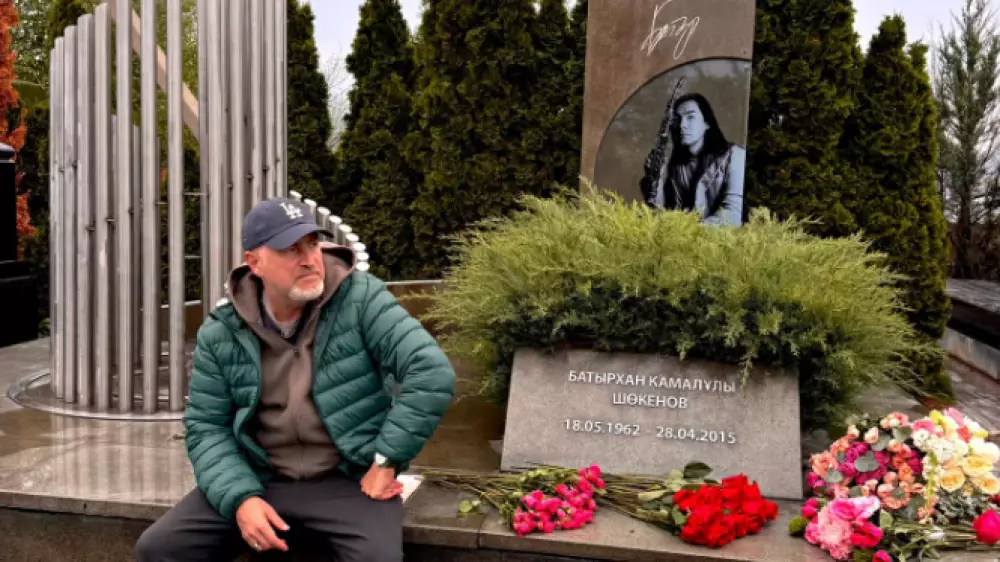 “Как же тебя не хватает сейчас“. Леонид Агутин побывал на могиле Батырхана Шукенова