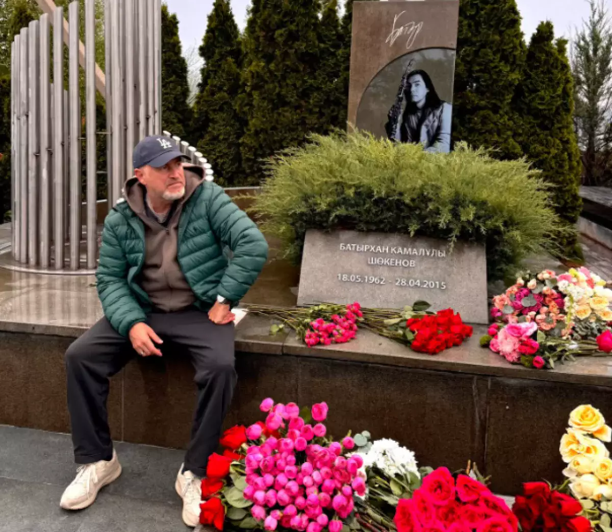 Леонид Агутин посетил могилу Батырхана Шукенова и растрогал казахстанцев