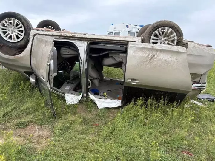Тойота с семьей из Казахстана перевернулась под Астраханью.
