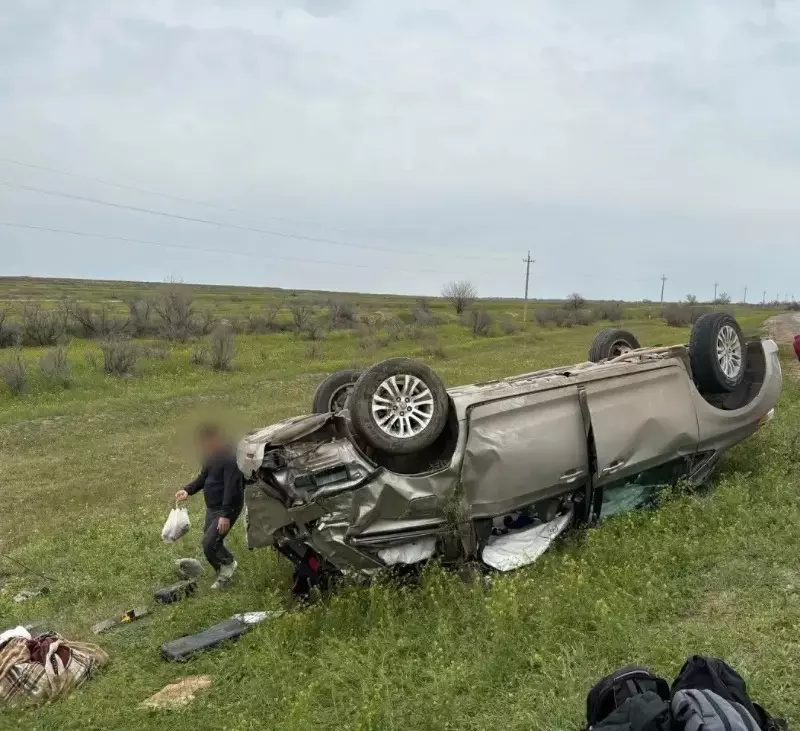 В Астраханской области у границы с Казахстаном перевернулся автомобиль.