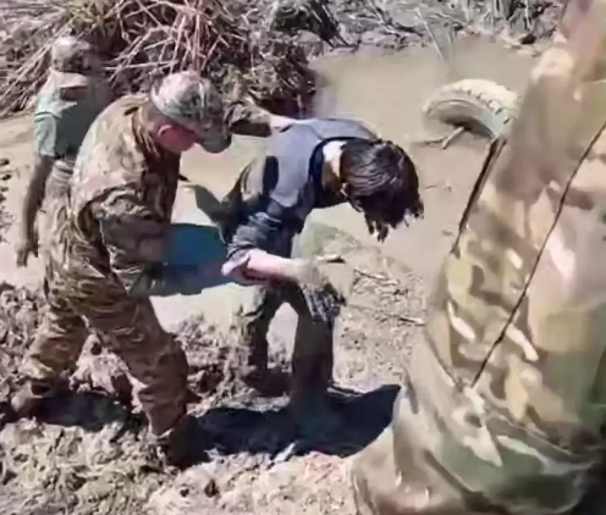 Двоих подростков спасали из болота в Караганде