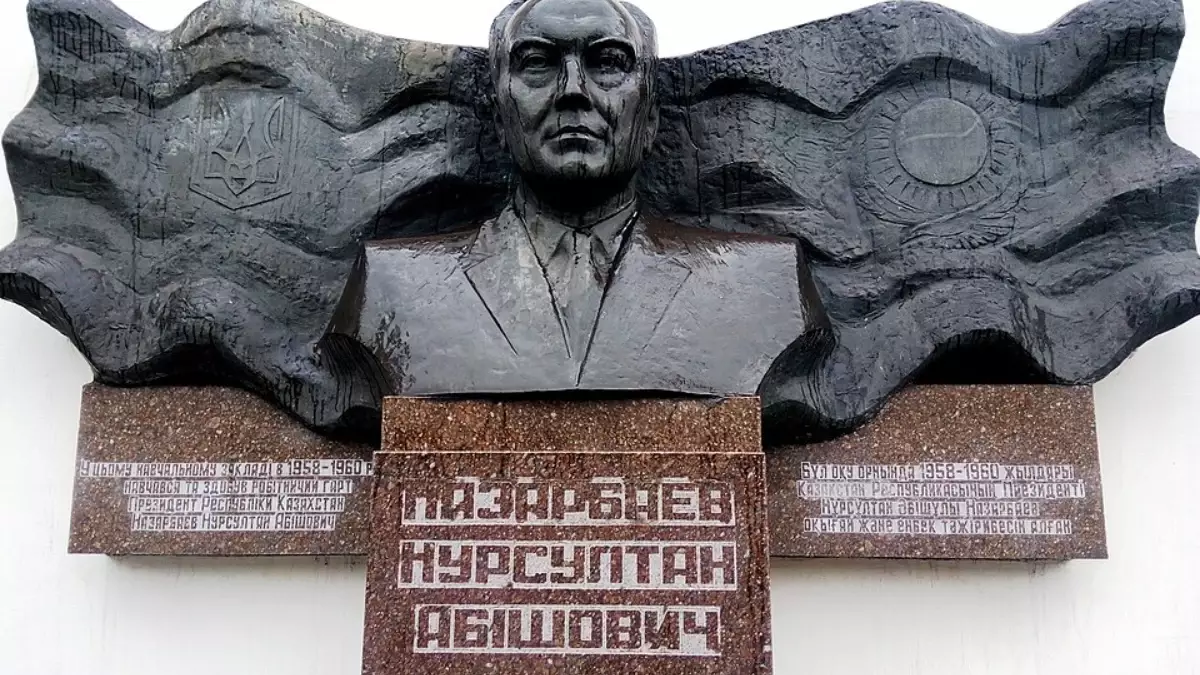 Украина билігі Назарбаевтың құрметіне орнатылған ескерткішті бұзудан бас тартты