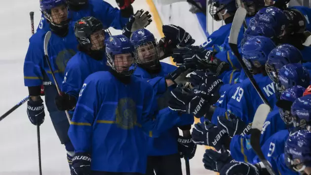 Казахстан учинил разгром с 10 шайбами и одержал вторую победу на ЧМ-2026