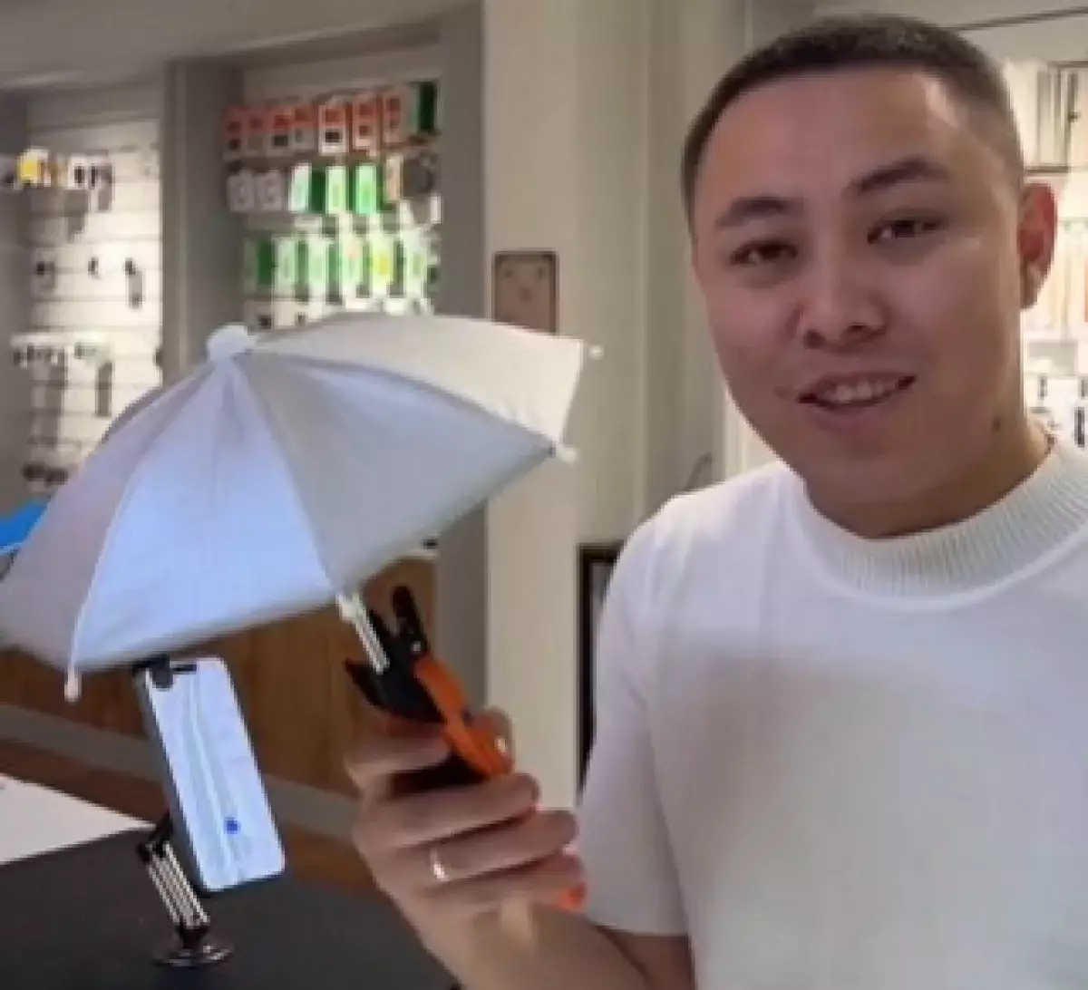 В Казахстане вырос спрос на зонтики для телефонов: водители надеются скрыться от штрафов