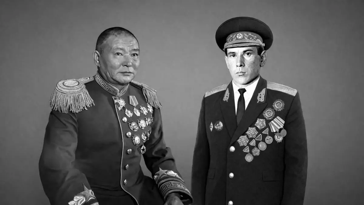 Казах, получивший звание генерал-майора из рук маршала Чойбалсана