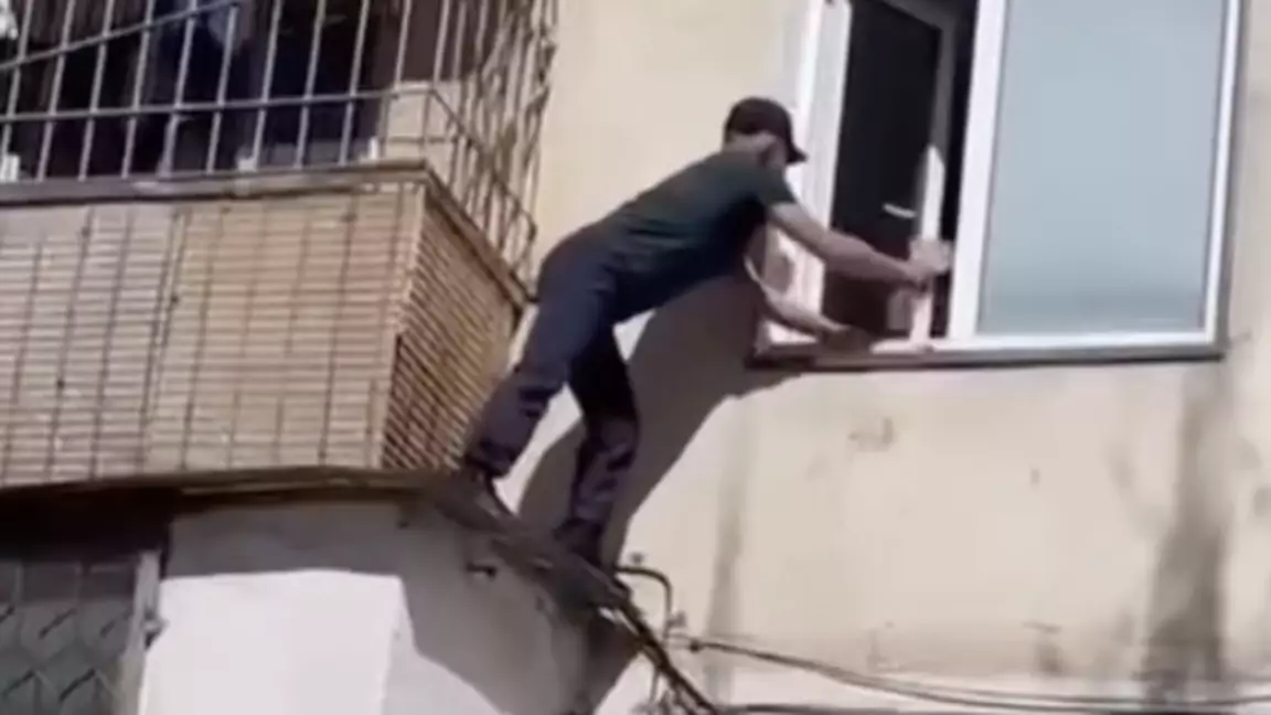 Екібастұзда ер адам екінші қабатқа өрмелеп шығып, құлап кете жаздаған баланы құтқарды