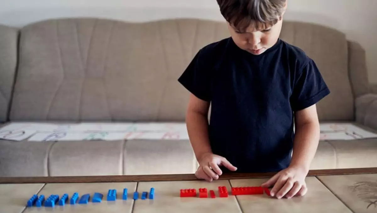 Эмоциясы жоқ бала: аутизмді ерте анықтау және роботтар терапиясы