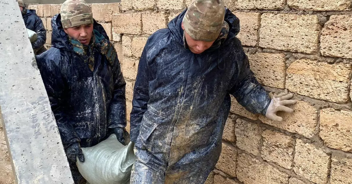   Ұлттық ұлан сарбаздары Жаңаөзен тұрғындарына көмек көрсетті   