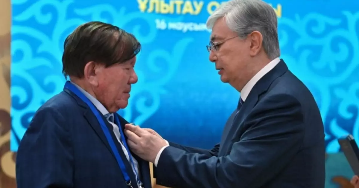  Тоқаев Мұхтар Шахановтың қазасына көңіл айтты 