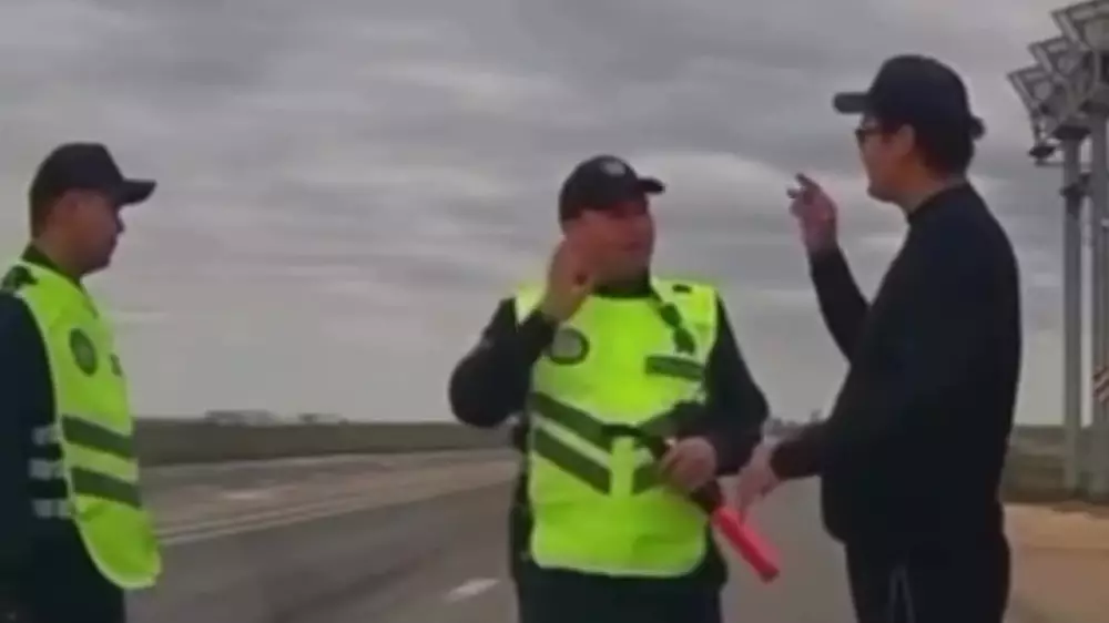 Қазнетте полицей мен жүргізуші арасындағы ерекше диалогтың видеосы тарады