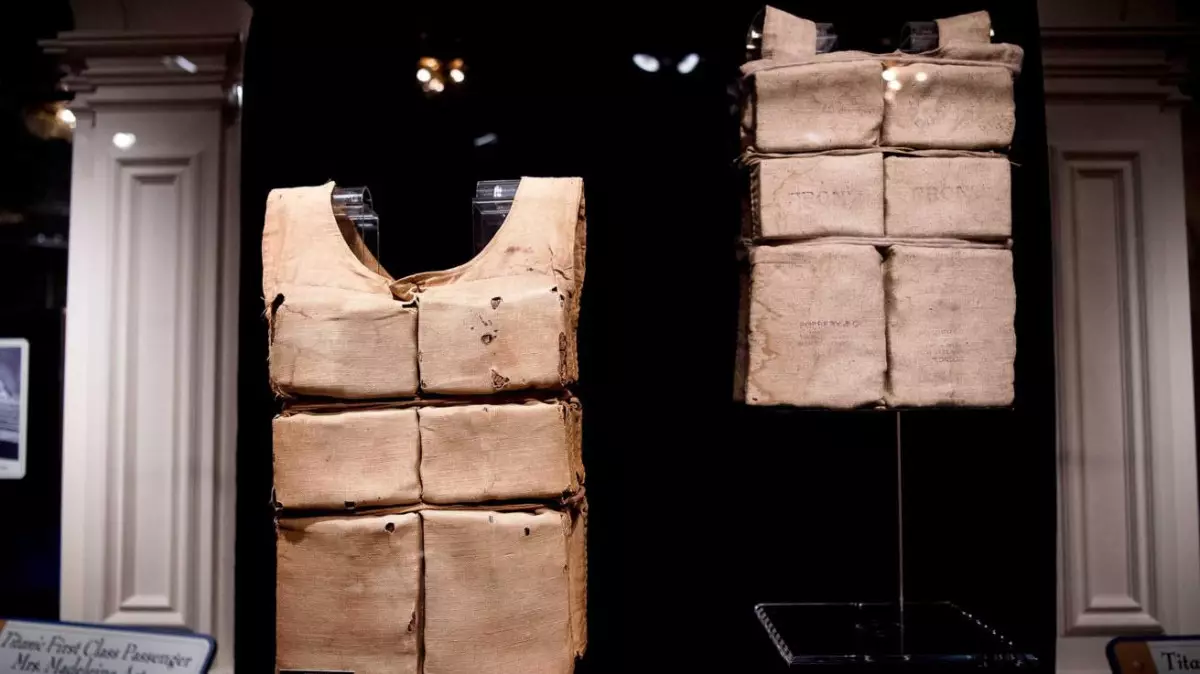 Аңызға айналған "Титаниктің" құтқару кеудешесі рекордтық бағаға сатылды