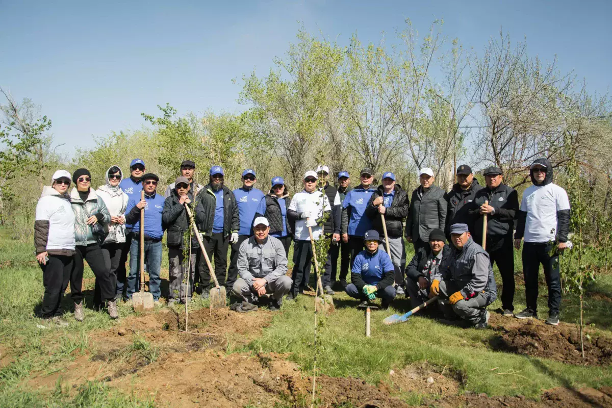 Шахтеры и металлурги высадили 150 деревьев в Жезказгане в рамках акции «Таза Қазақстан»