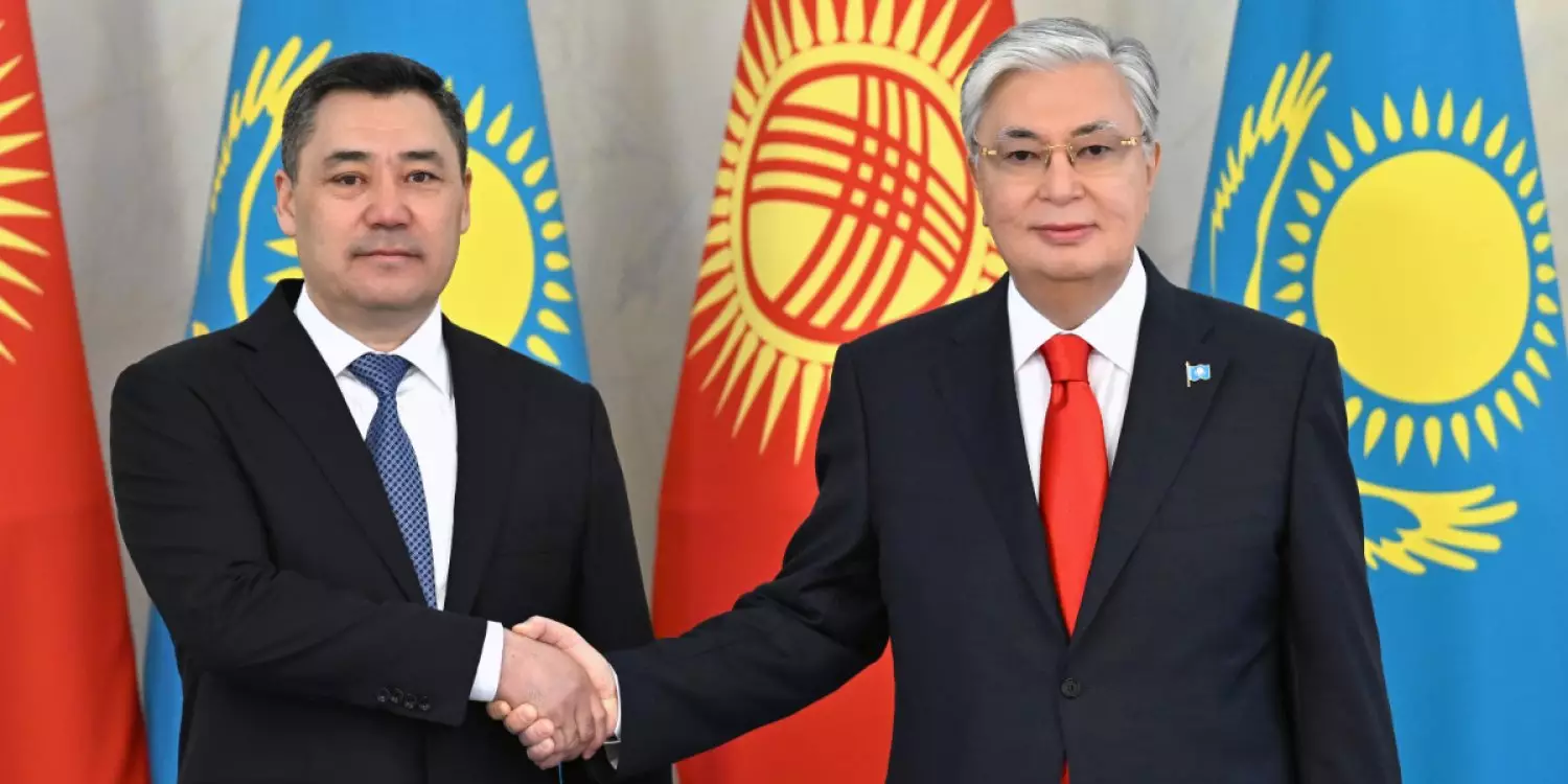 «Асқақ шыңымыздан айырылдық»: Қырғыз президенті Тоқаевқа көңіл айтты