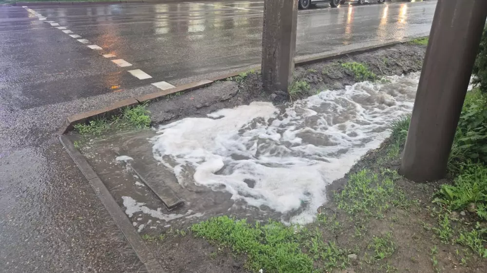 Мужчина утонул в арыке во время затяжных дождей в Алматы