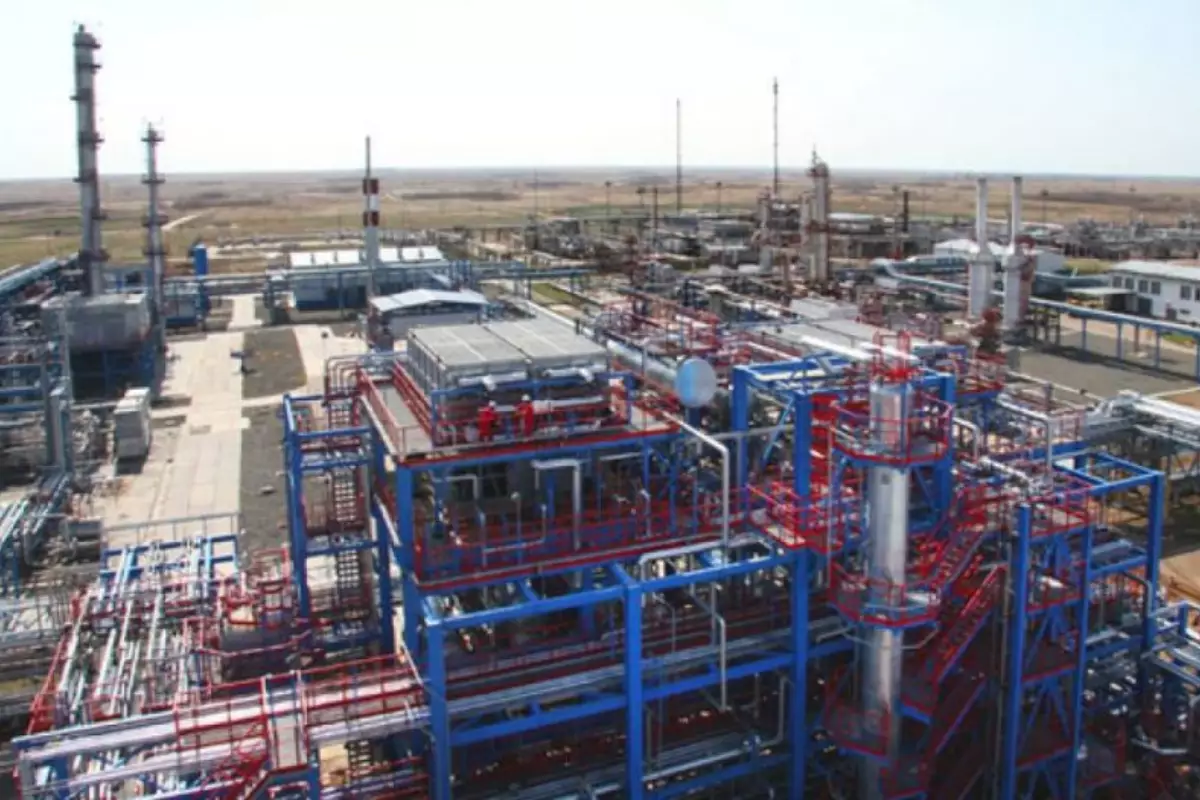 Только один завод получил право вывозить бензин из Казахстана: при чем тут российская компания