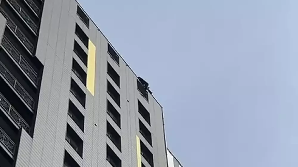 Астанада ер адам өрттен үш бала қаза тапқан тұрғын үйдің шатырына шығып алған