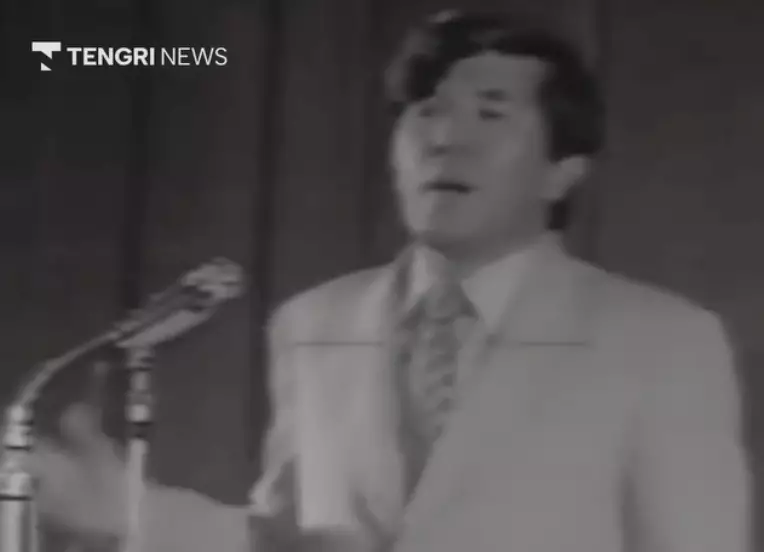 “Өмірдің барлық сәтсіздіктерін бақытсыздық деп кім айтты саған?“ Қаралы жұрт желіде Шахановтың жырларын бөлісіп жатыр