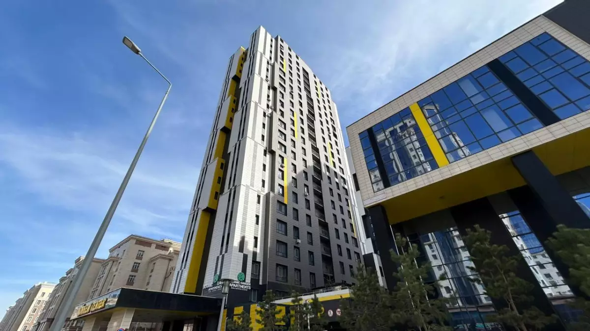 В Астане 18-летнего парня сняли с крыши ЖК Коркем 3