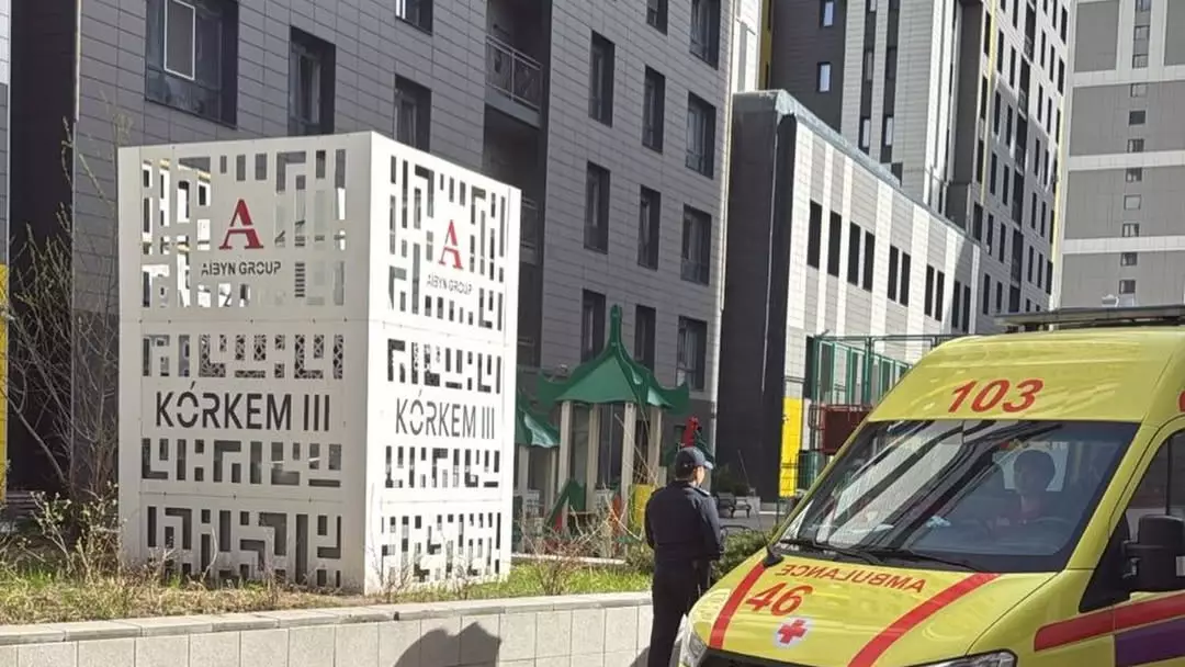 Астанада 18 жастағы жігіт көпқабатты үйдің шатырынан секірмек болды