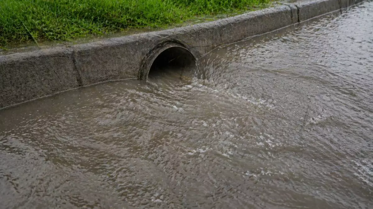 Алматыда нөсер жаңбыр кезінде ер адам арыққа құлап, мерт болған