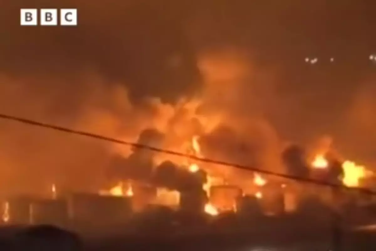 Нефтяное пятно площадью 10 тысяч "квадратов" обнаружили в море после атаки на НПЗ в России