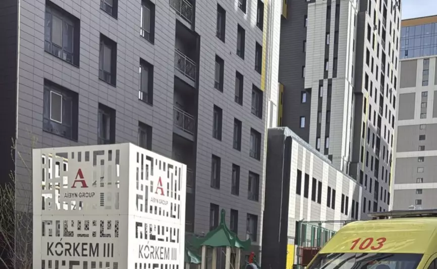 Тосын жағдай: Астанада жігіт көпқабатты үйдің төбесіне шығып алған