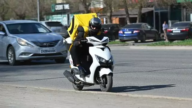 «Курьерлерге қатысты шағым көп»: жолдардағы қауіпсіздік мәселесі күшейеді