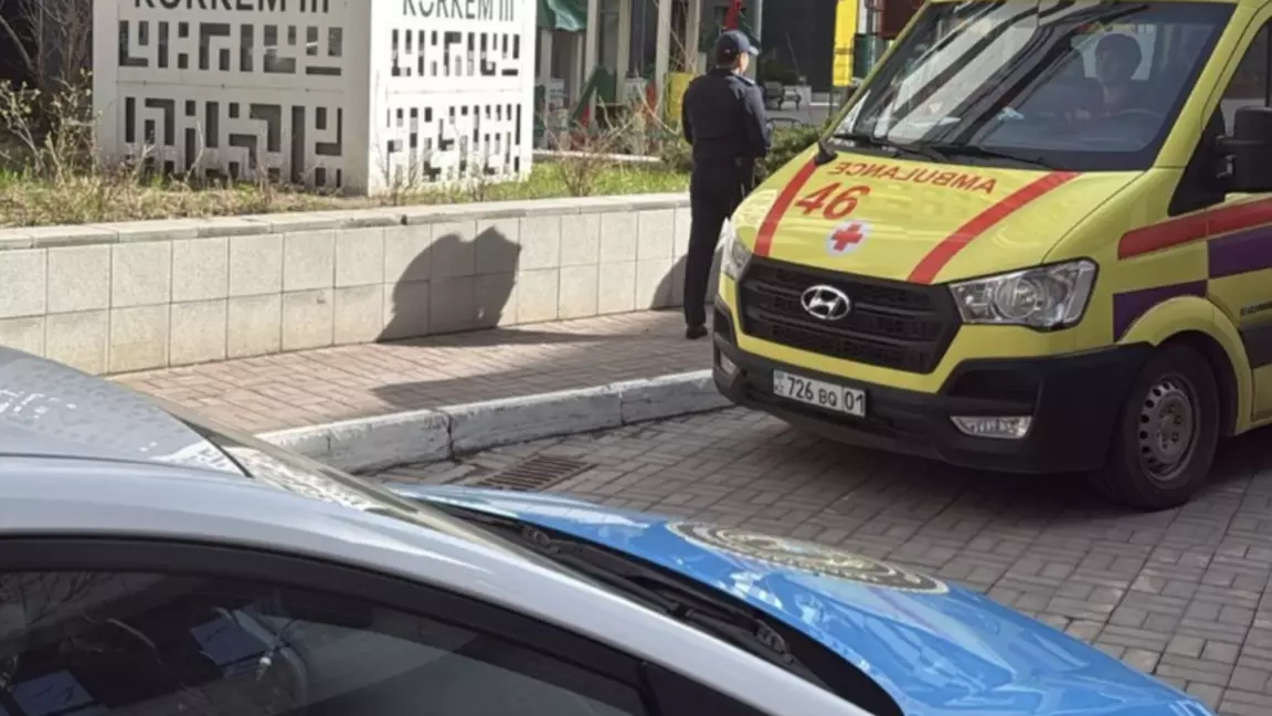 Астанада көпқабатты үйдің шатырына шығып алған жігіт құтқарылды