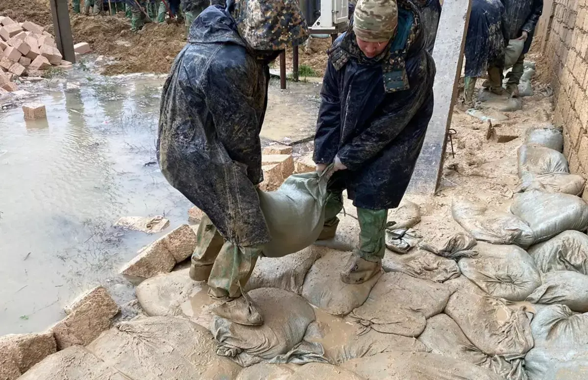 Наводнение в Жанаозене: военнослужащие Нацгвардии помогают устранять последствия подтопления - новости на Lada.kz 20.04.2026