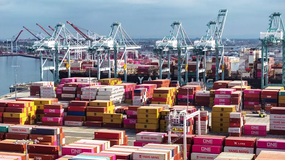 Администрация Трампа начнет возвращать 166 миллиардов долларов бизнесу после решения Верховного суда.