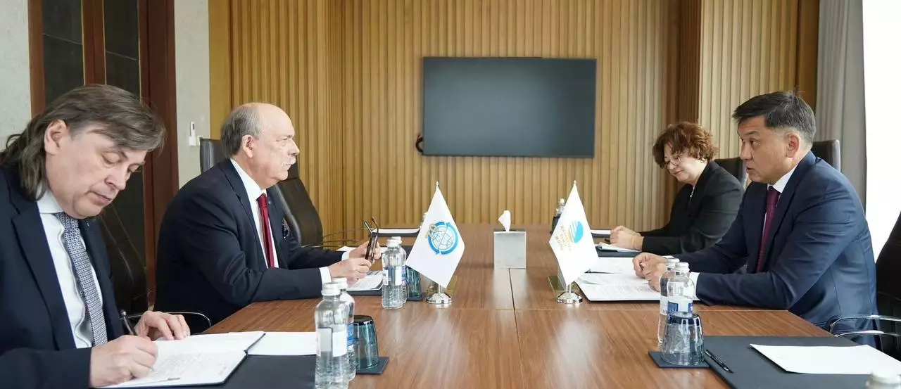 Казахстан и ОСЖД обсудили увеличение железнодорожных грузоперевозок по коридору Европа-Азия.