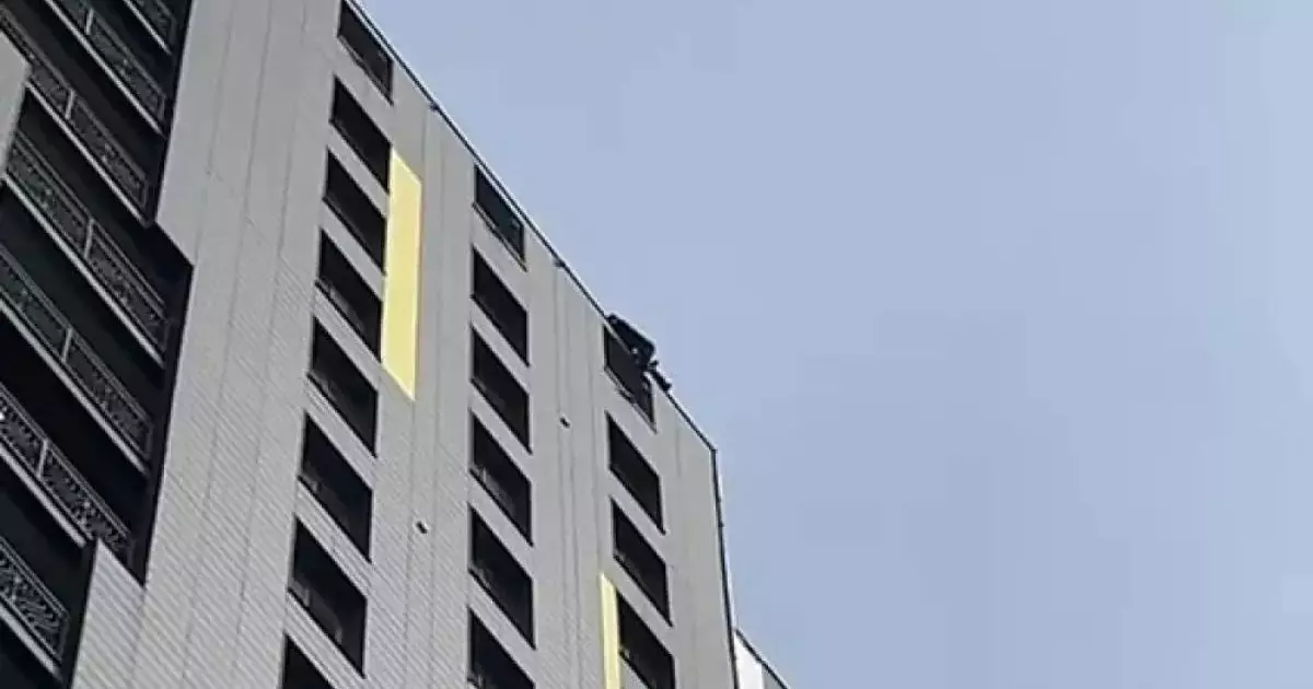  18-летний парень забрался на крышу ЖК, где в пожаре погибли трое детей 