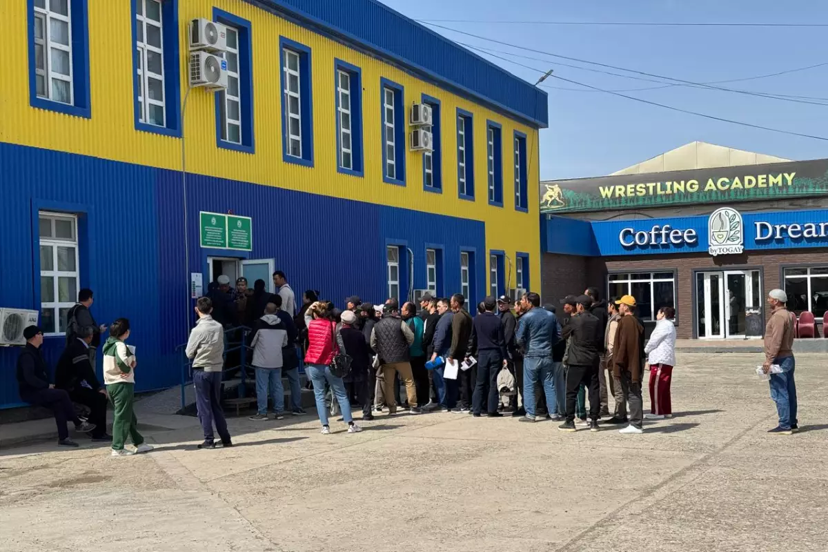 Наплыв мигрантов привёл к очередям в ЦОНе Атырау