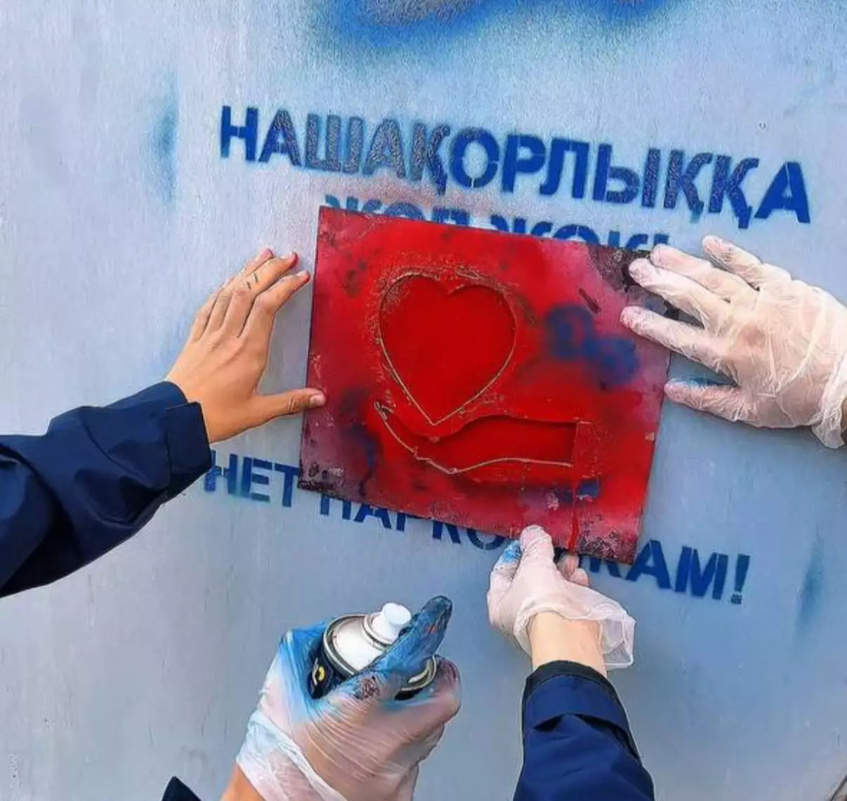 Астанада есірткі жарнамасына қарсы рейд өтті: жүздеген граффити боялып, “закладка” жазулары өшірілді