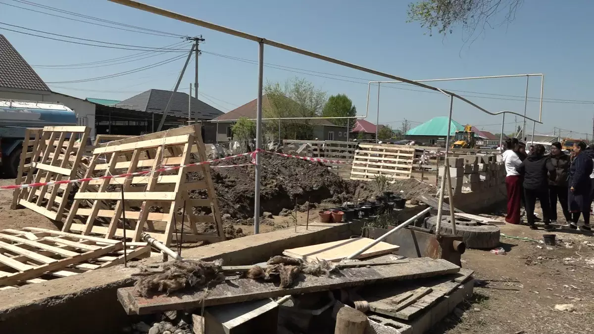 Газ жарылысы: Екпінді ауылында далада қалған отбасынан 4 адам ауыр күйікпен ауруханаға түсті