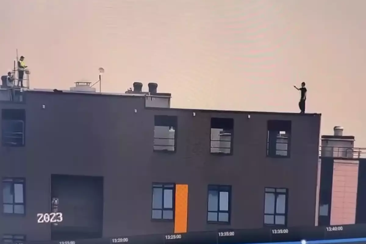 В столице 18-летнего парня сняли с крыши после полутора часов переговоров