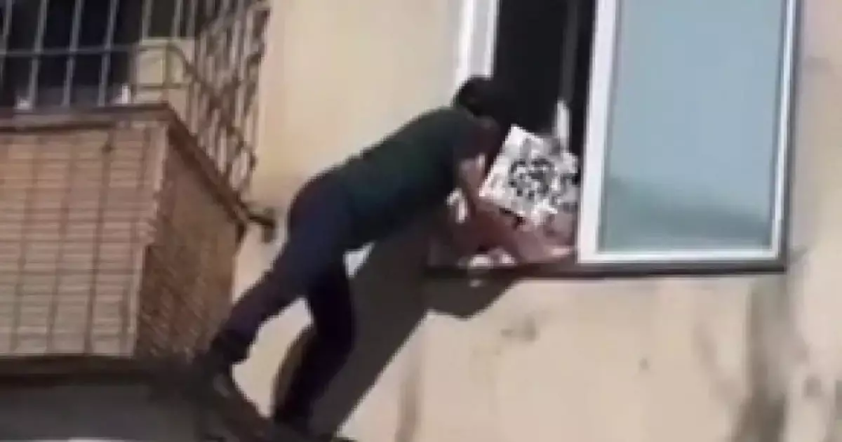  Екібастұзда 59 жастағы ер адам терезеден құлап кете жаздаған баланы құтқарып қалды (ВИДЕО) 