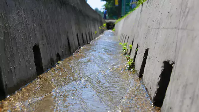 Смертельный инцидент в Казахстане: мужчину унесло в трубу во время ливня.