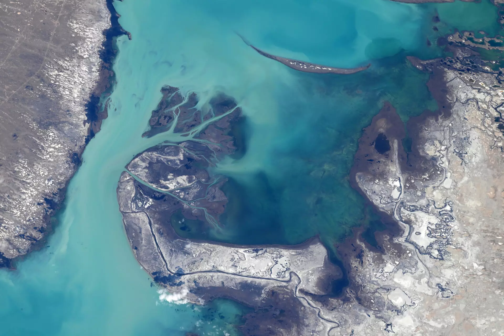 Уровень воды в озере Балхаш в Казахстане продолжает снижаться, что подтверждают данные Европейского космического агентства.