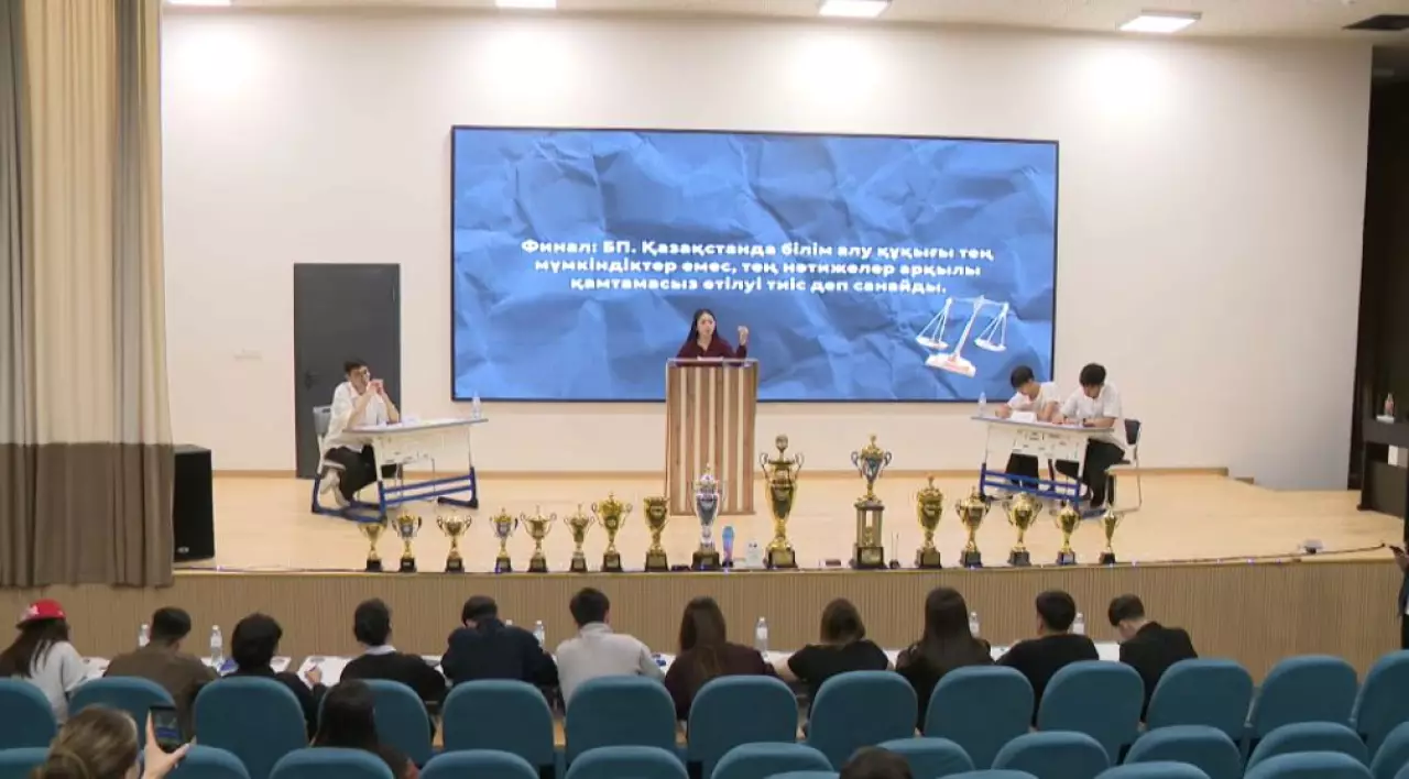 Жастар дебатта бақ сынады