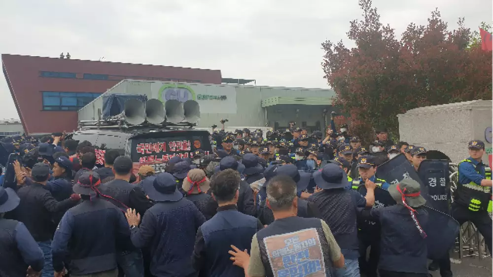 Грузовик наехал на протестующих в Южной Корее: один человек погиб