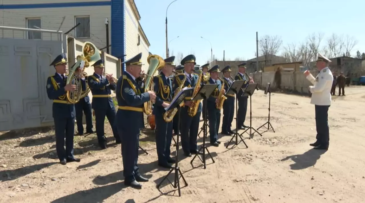 Әскерилер ардагерлерге құрмет көрсетті