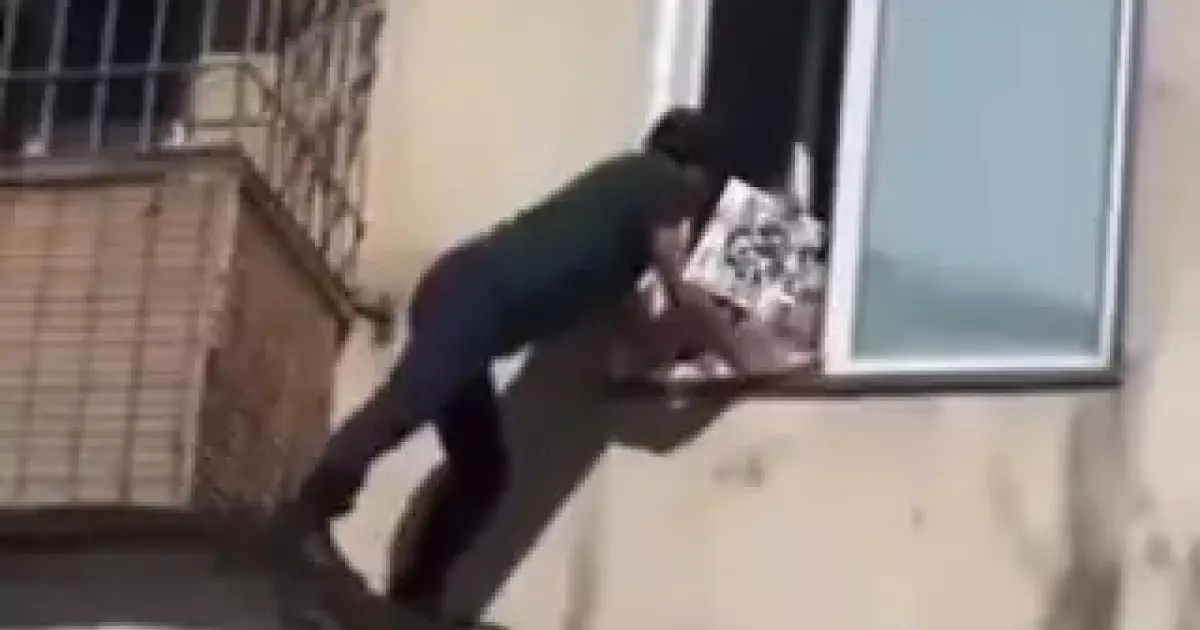  Екібастұзда ер адам терезедегі баланы құлап кетуден құтқарып қалды 