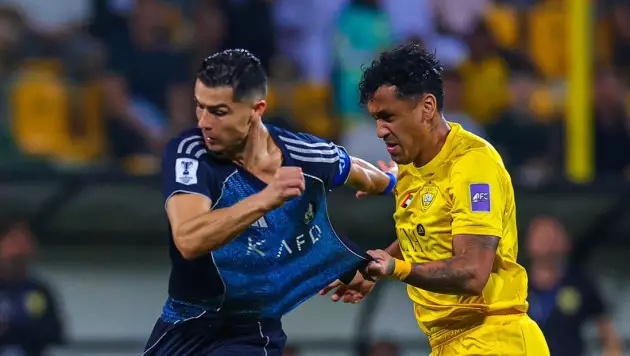 Роналду показал жест фанатам после криков в честь Месси